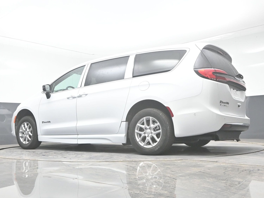 White Chrysler Pacifica image number 20