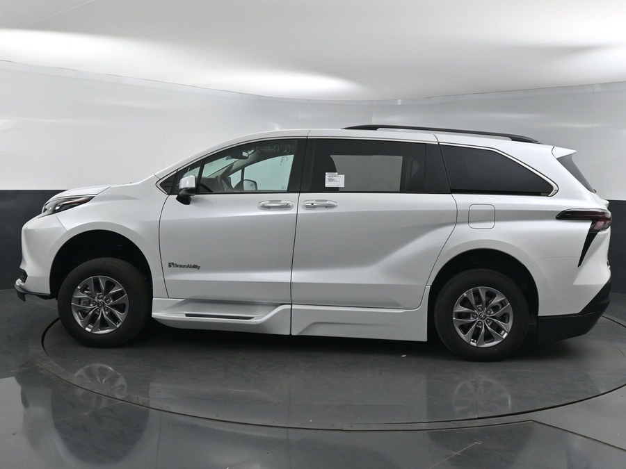 New 2025 Toyota Sienna Hybrid XLE Plus - BraunAbility Side Entry Entry In Floor Automatic Ramp