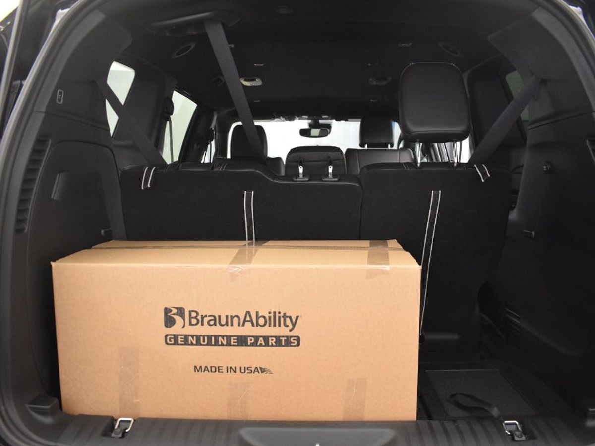 Black Chrysler Pacifica image number 13