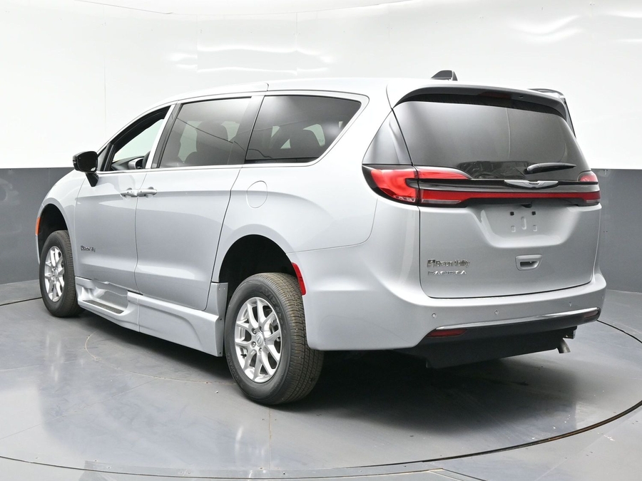 Silver Chrysler Pacifica image number 4