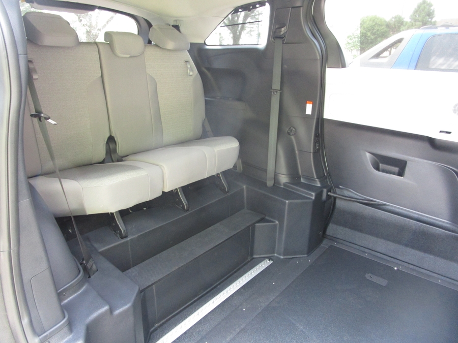 White Toyota Sienna image number 7