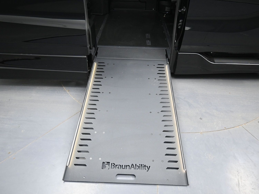 Black Honda Odyssey image number 10