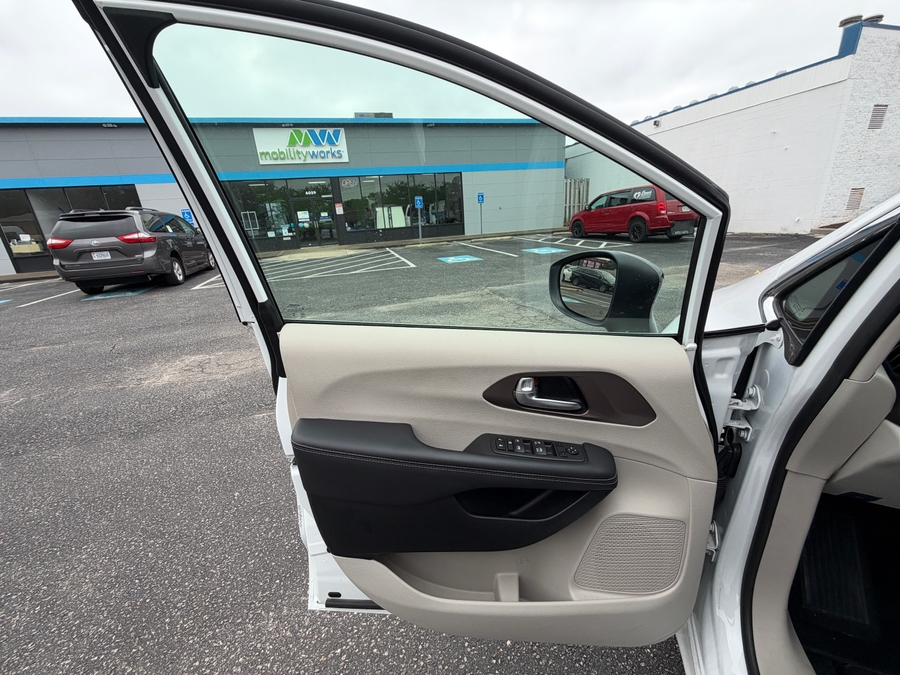 White Chrysler Voyager image number 46