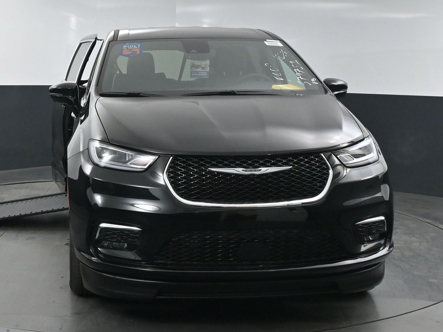 New 2025 Chrysler Pacifica Select Safety - BraunAbility Side Entry Entry In Floor Automatic Ramp