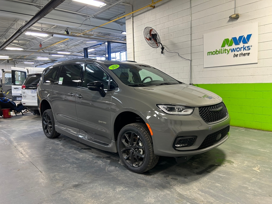 2024 CHRYSLER PACIFICA - Image 2