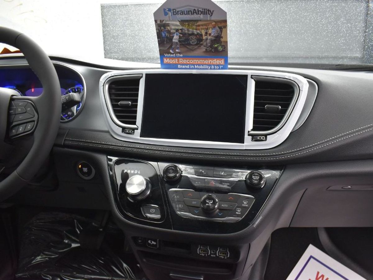 2024 Chrysler Pacifica Touring - Photo 6