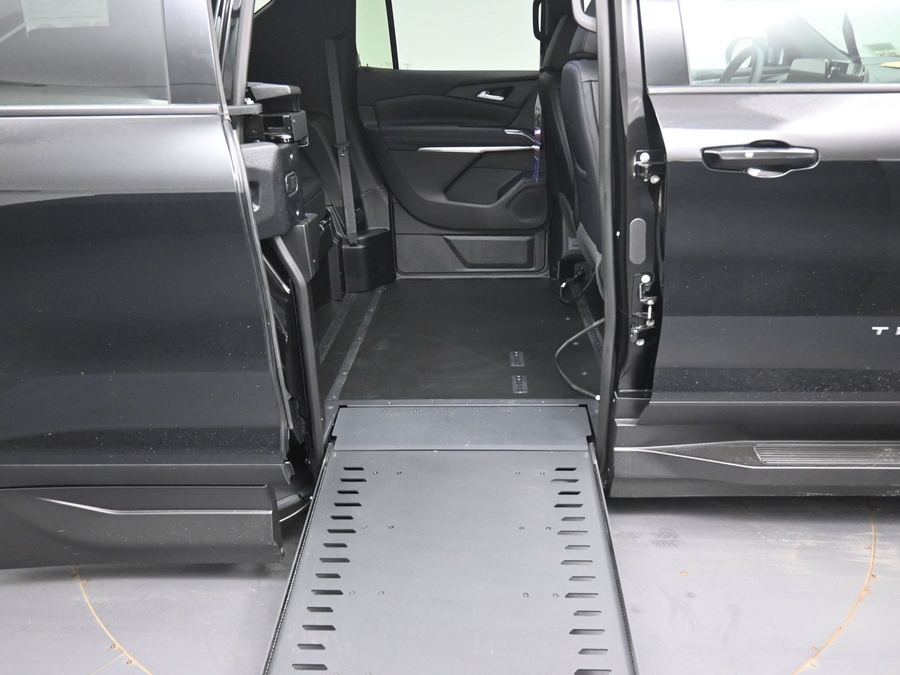 Black Chevrolet Traverse image number 10