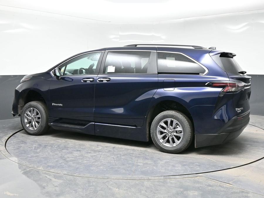 New 2026 Toyota Sienna Hybrid XLE Base - BraunAbility Side Entry In Floor Automatic Ramp