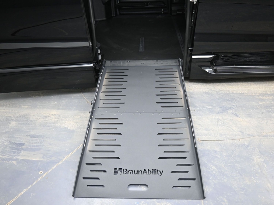 Black Chrysler Pacifica image number 10