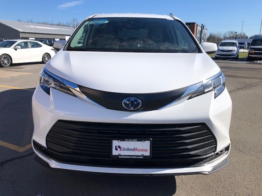 New 2026 Toyota Sienna Hybrid LE - BraunAbility Commercial Rear Entry Fold Out Manual Ramp