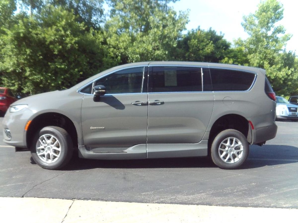 Grey Chrysler Pacifica image number 14