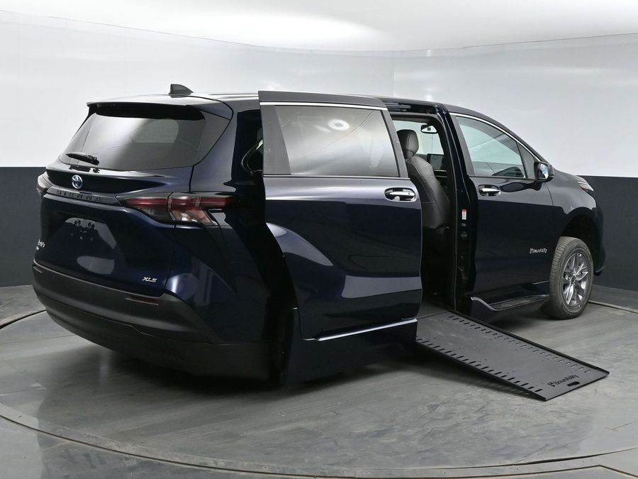 New 2025 Toyota Sienna Hybrid XLE Base - BraunAbility Side Entry Entry In Floor Automatic Ramp