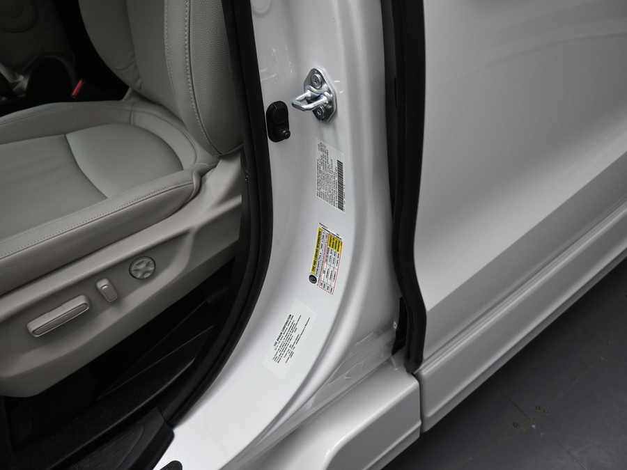 White Honda Odyssey image number 16