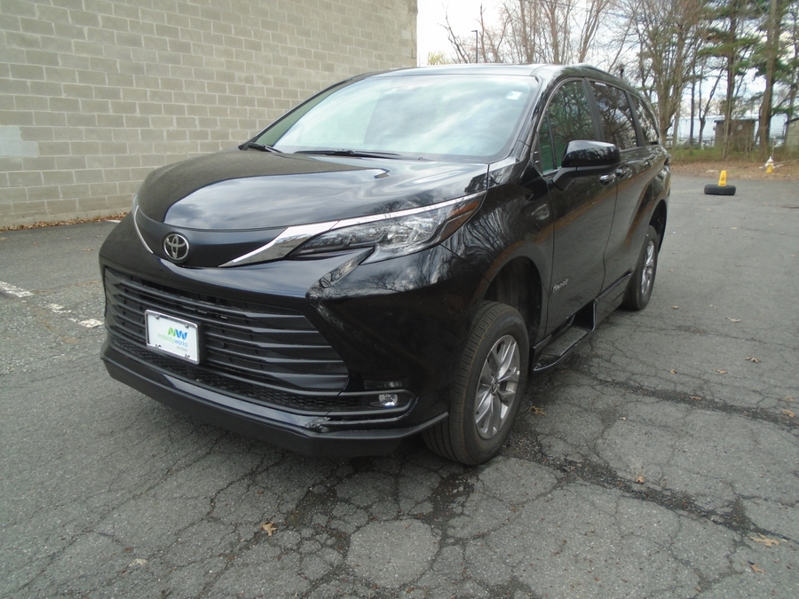 Black Toyota Sienna image number 16