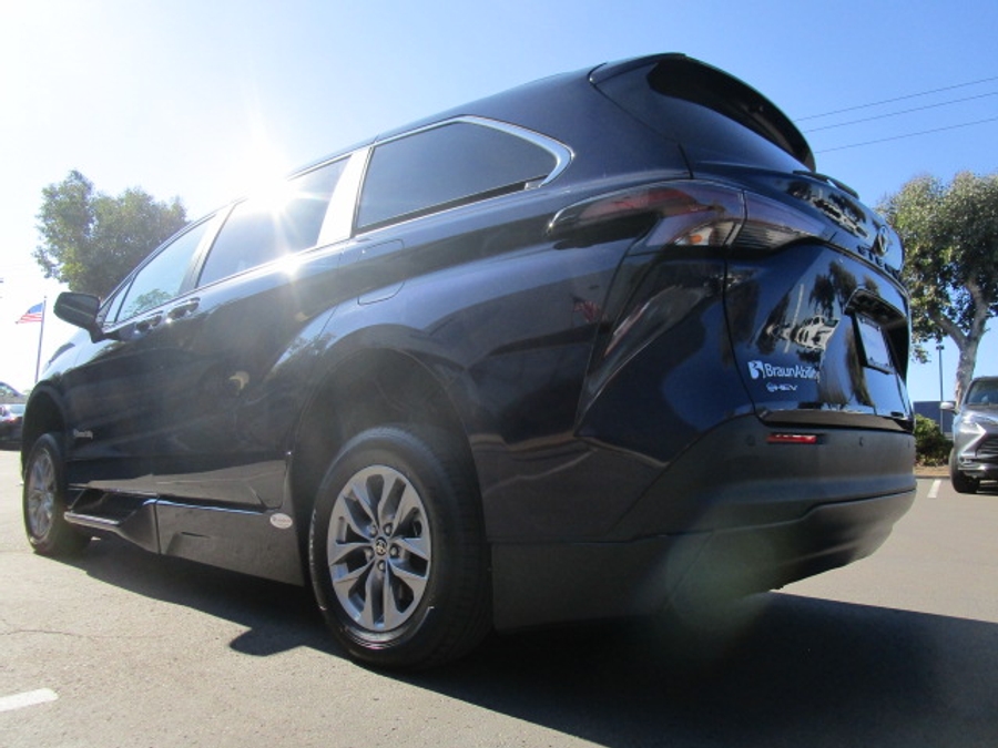 New 2025 Toyota Sienna Hybrid XLE Plus - BraunAbility Side Entry Entry In Floor Automatic Ramp