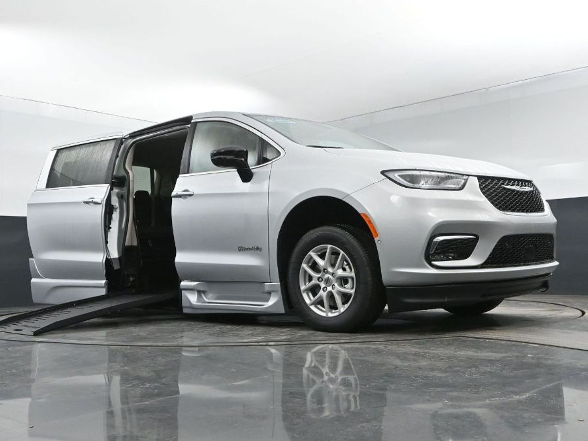 Silver Chrysler Pacifica image number 10