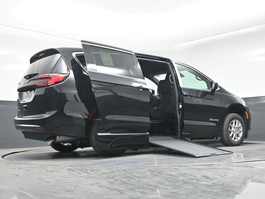 Black Chrysler Pacifica image number 17