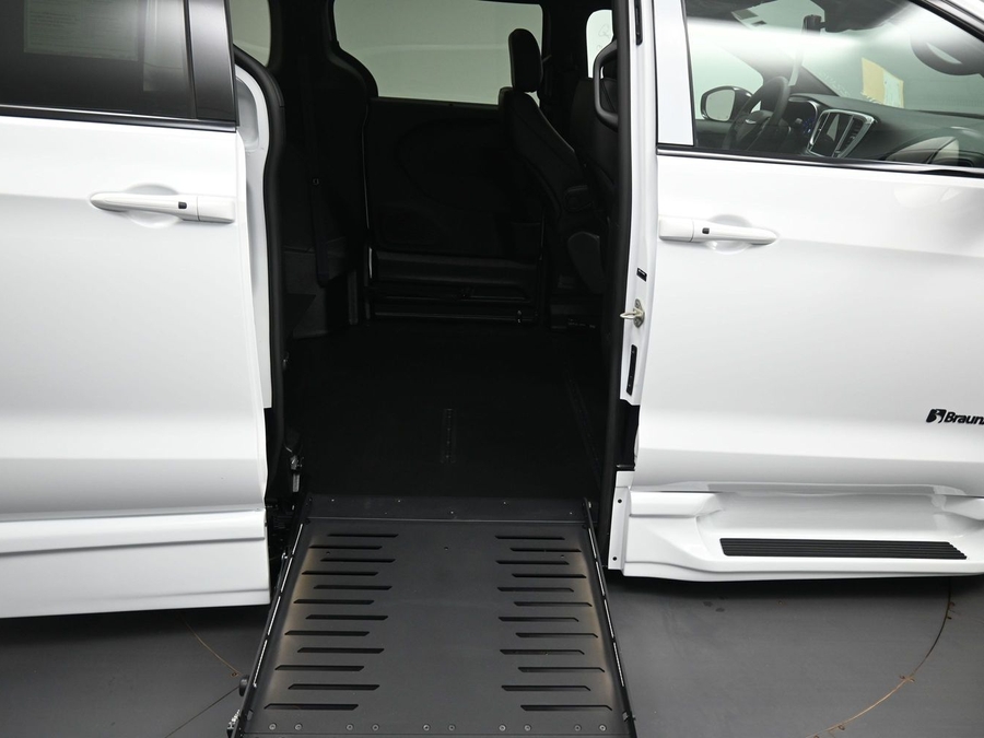 New 2026 Chrysler Pacifica Select Sport - BraunAbility Side Entry Fold Out Automatic Ramp