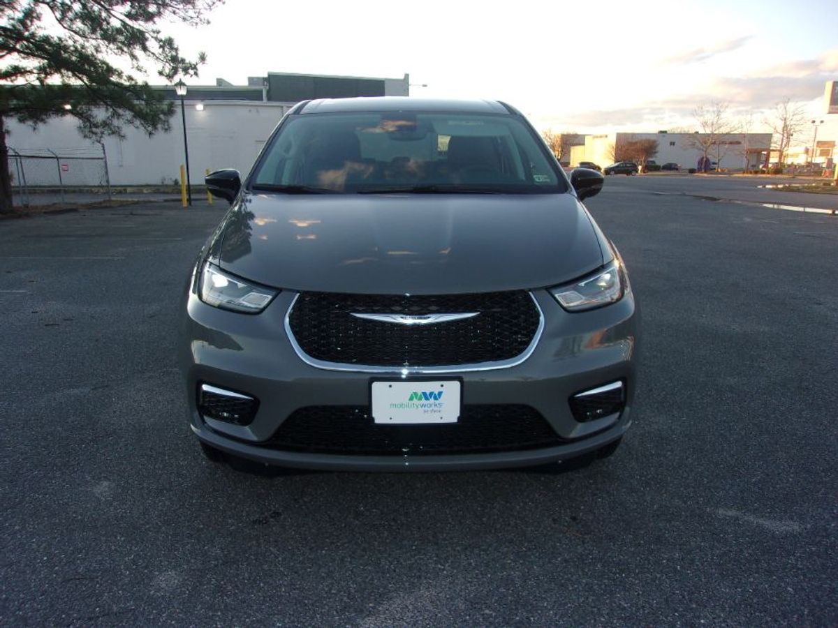 Grey Chrysler Pacifica image number 1