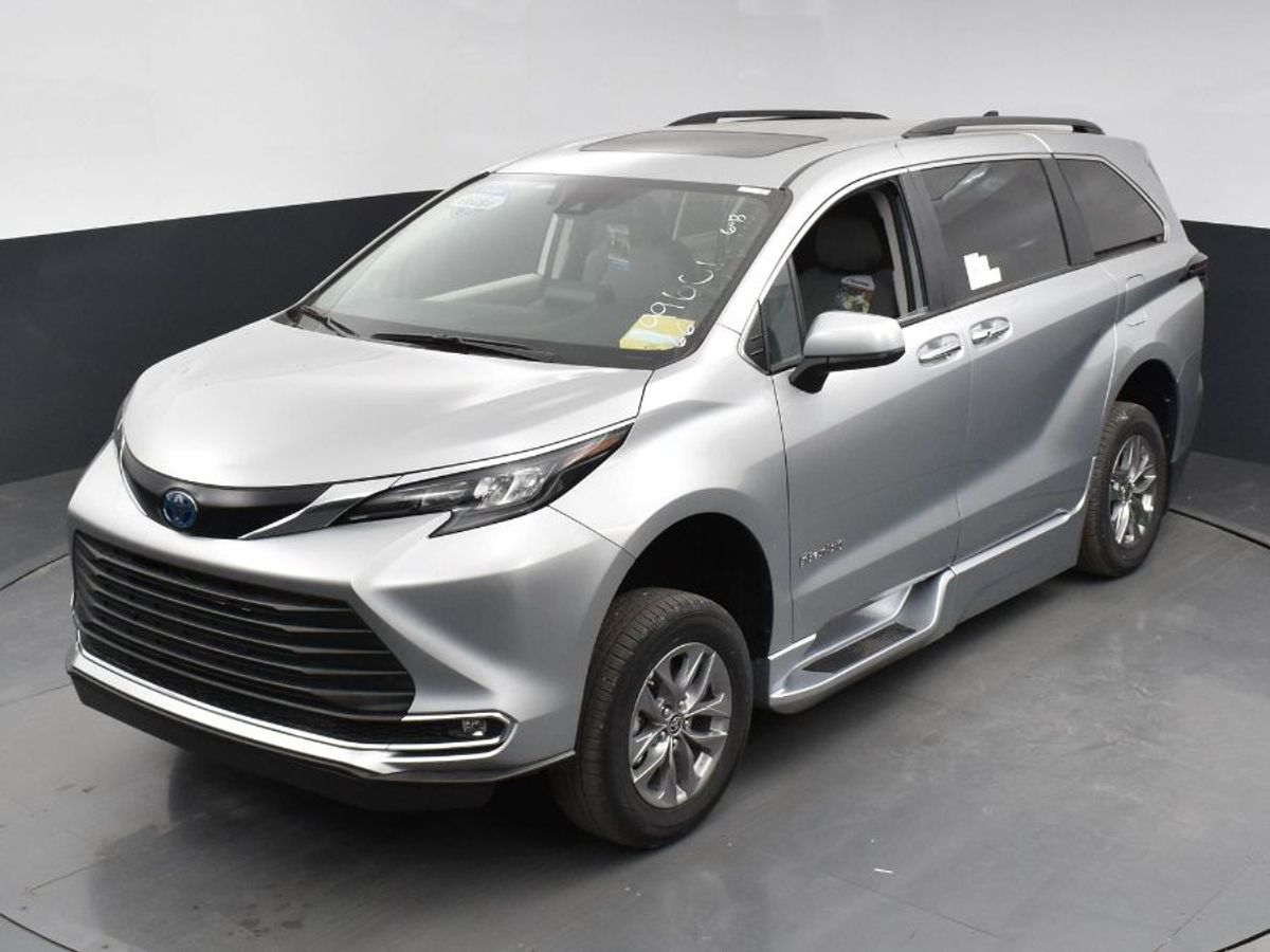 Silver Toyota Sienna image number 12