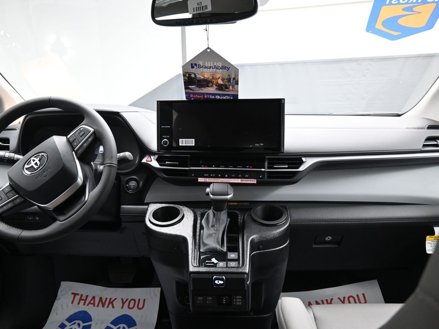 Blue Toyota Sienna image number 12