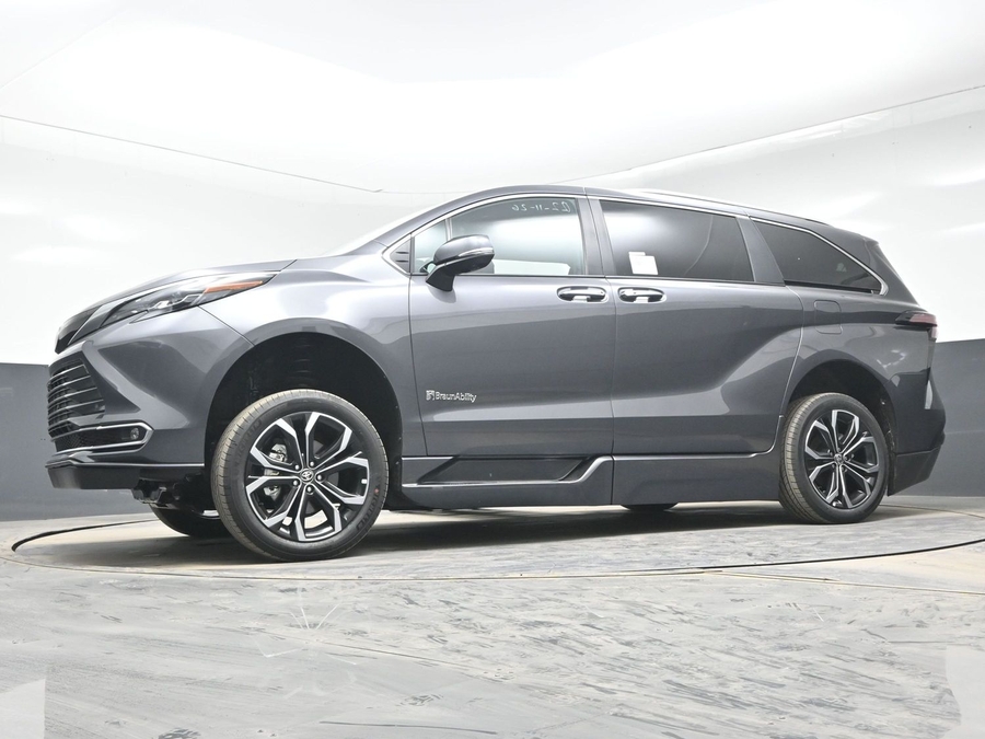 Grey Toyota Sienna image number 19