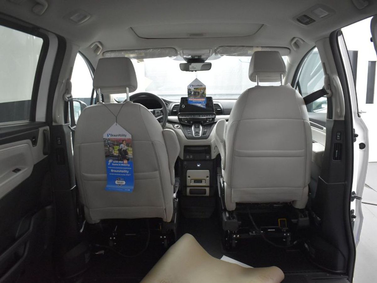 White Honda Odyssey image number 14