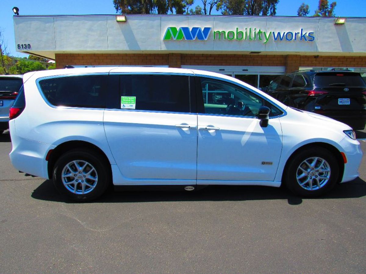 White Chrysler Pacifica image number 4