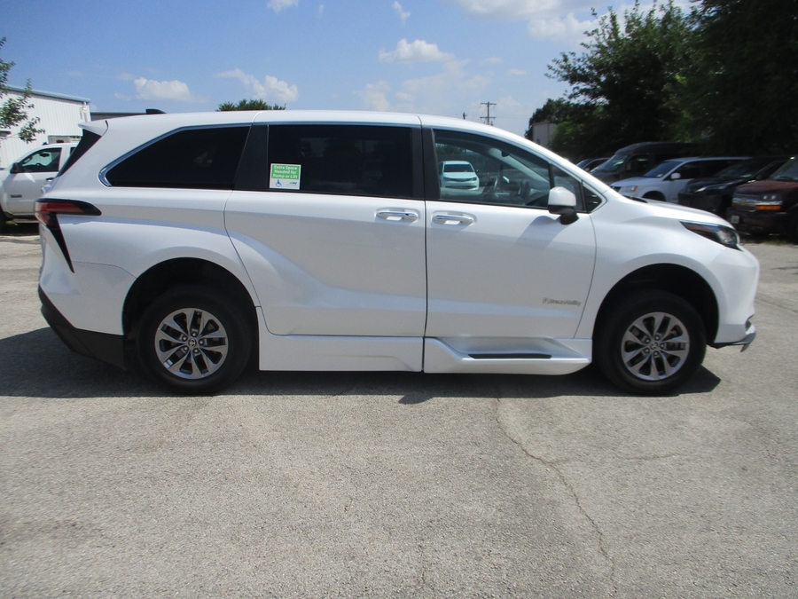 White Toyota Sienna image number 1