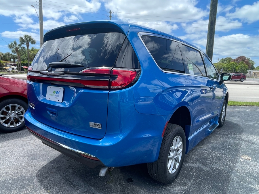 Blue Chrysler Pacifica image number 5