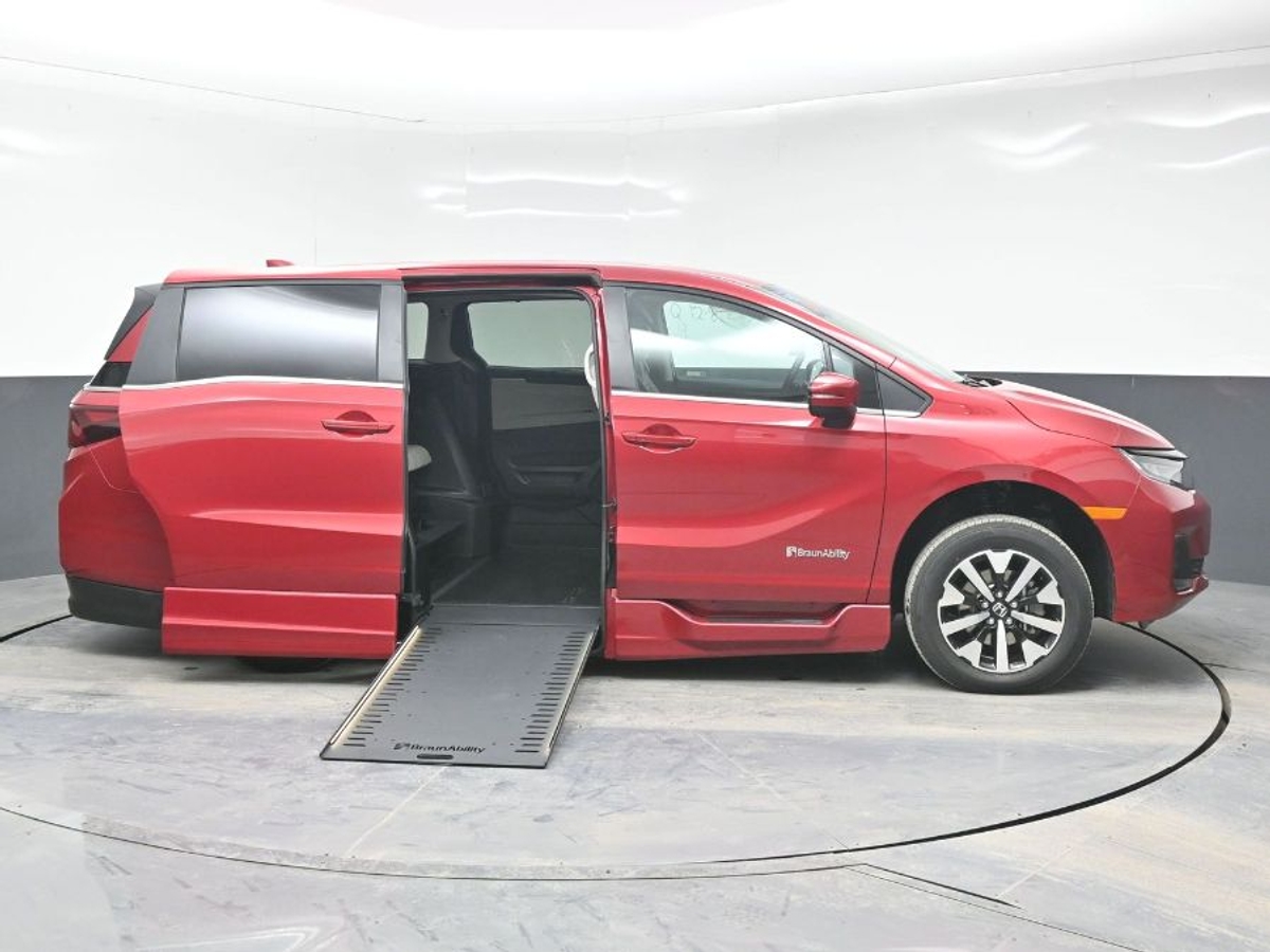 Red Honda Odyssey image number 7