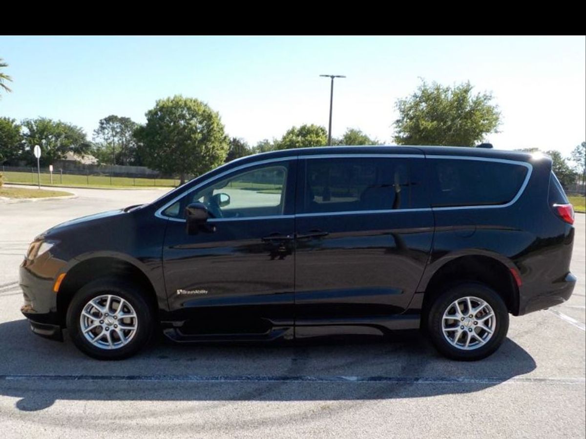 Black Chrysler Voyager image number 26