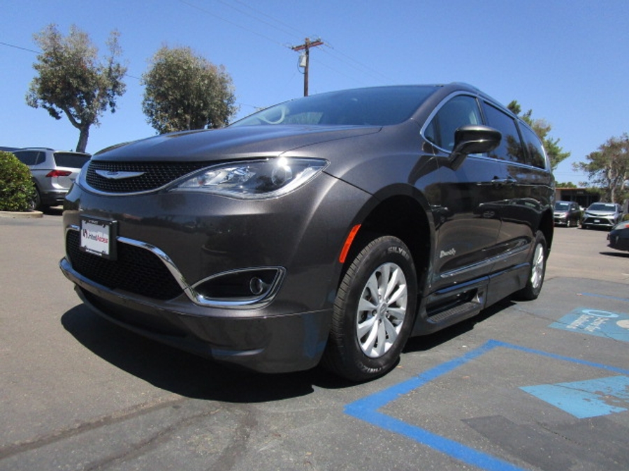 Used 2018 Chrysler Pacifica Touring L - BraunAbility Side Entry In Floor Automatic Ramp