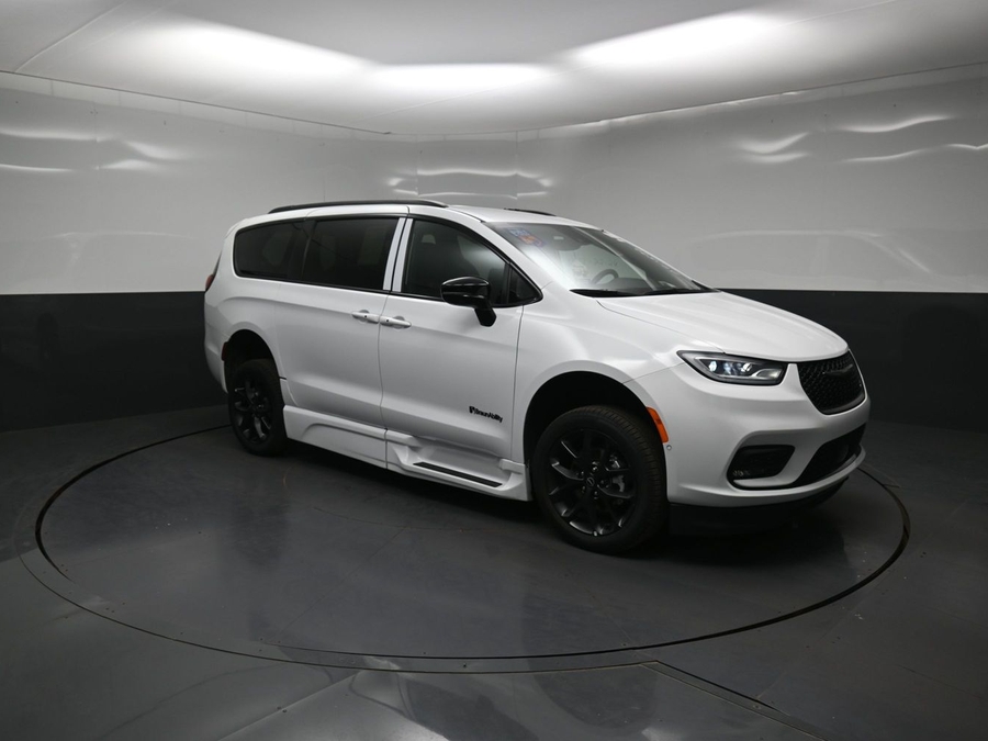New 2026 Chrysler Pacifica Select Sport - BraunAbility Side Entry Fold Out Automatic Ramp