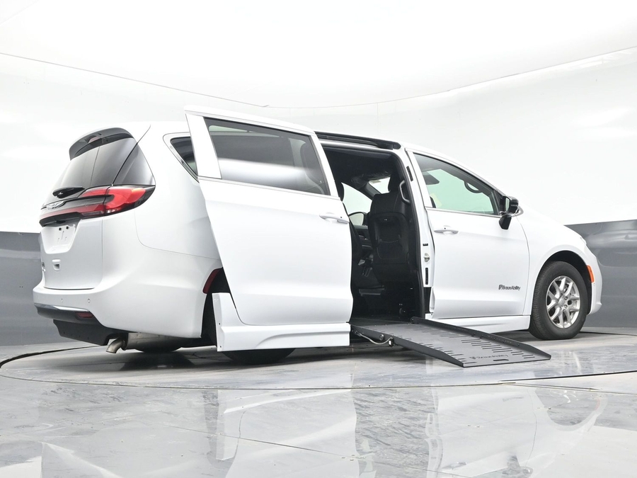 White Chrysler Pacifica image number 21