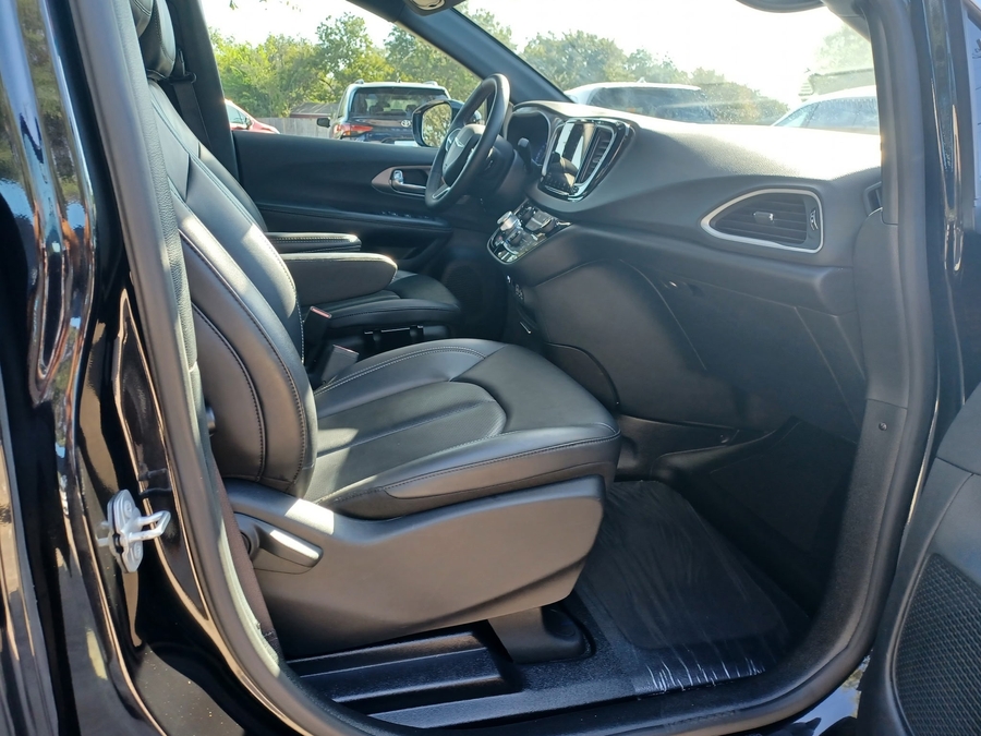 Black Chrysler Pacifica image number 16