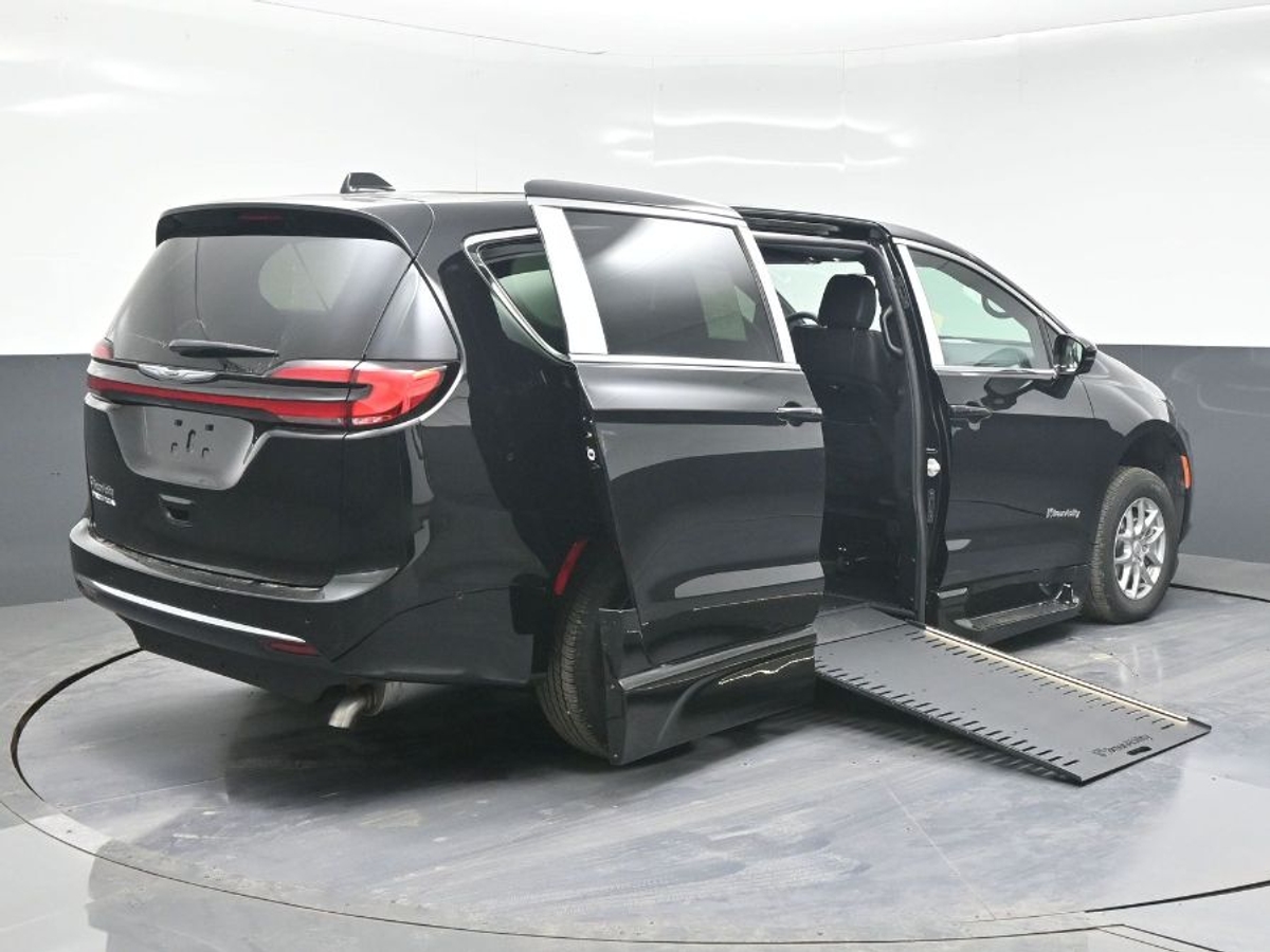 Black Chrysler Pacifica image number 6