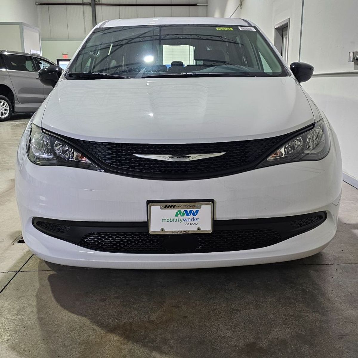 White Chrysler Voyager image number 1