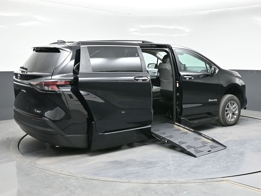 New 2026 Toyota Sienna Hybrid XLE Base - BraunAbility Side Entry Entry Fold Out Automatic Ramp