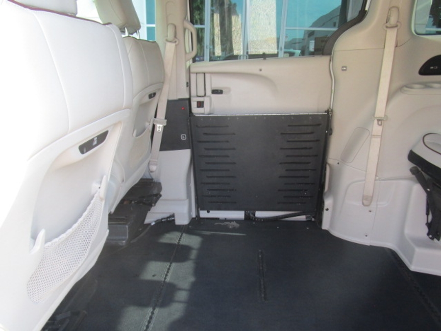 Used 2017 Chrysler Pacifica Limited - BraunAbility Side Entry Fold Out Automatic Ramp