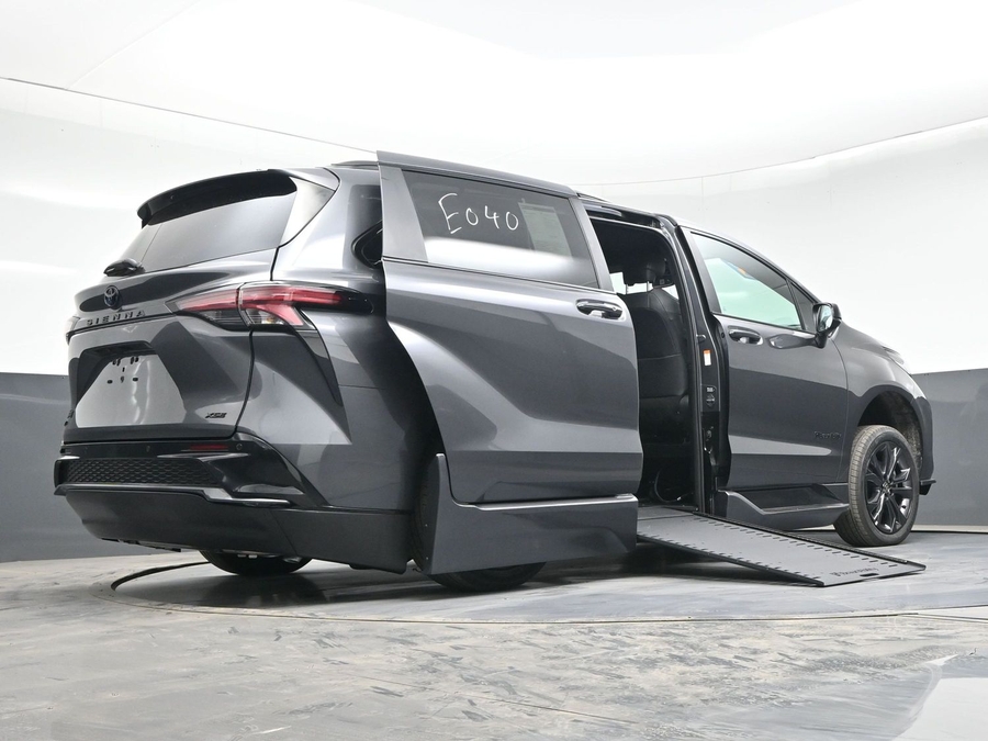 New 2025 Toyota Sienna Hybrid XSE Sport - BraunAbility Side Entry Entry In Floor Automatic Ramp