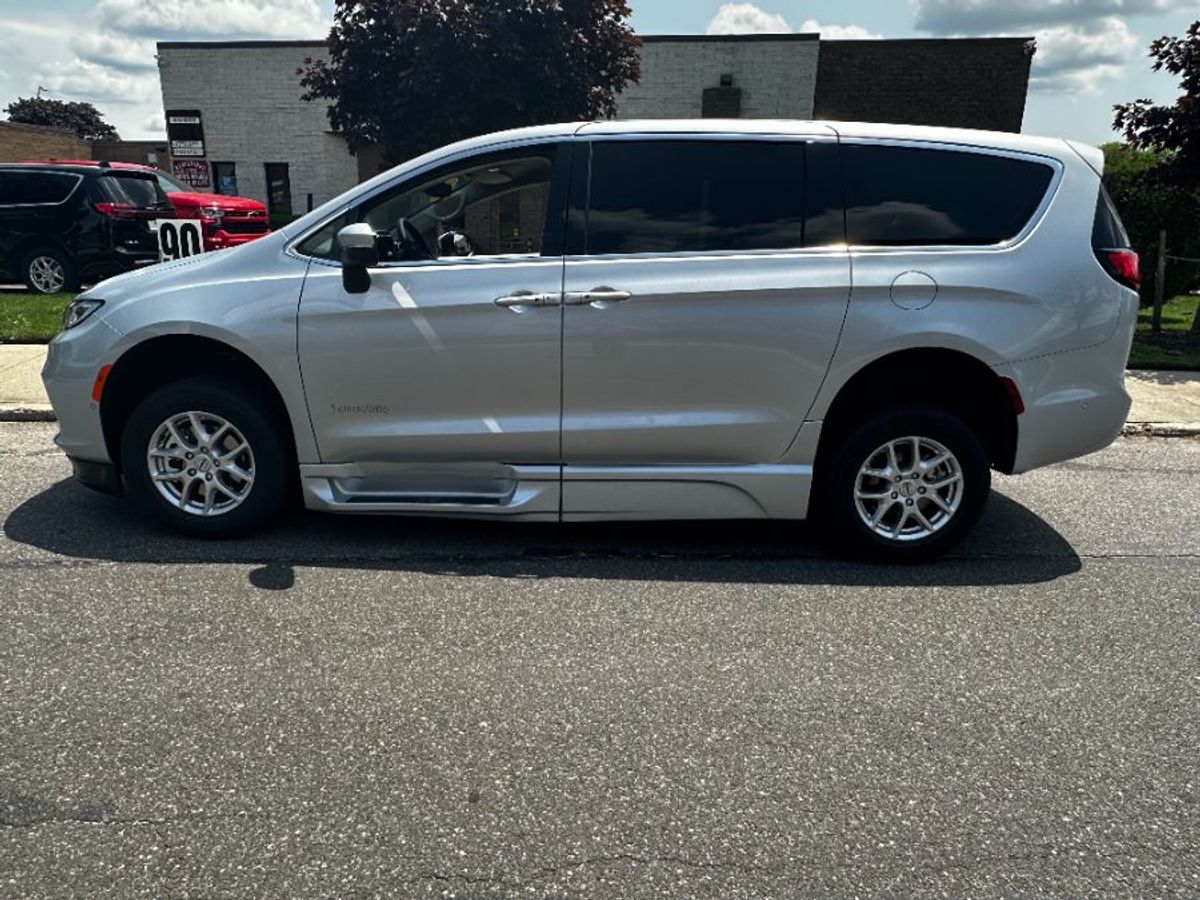 Silver Chrysler Pacifica image number 7