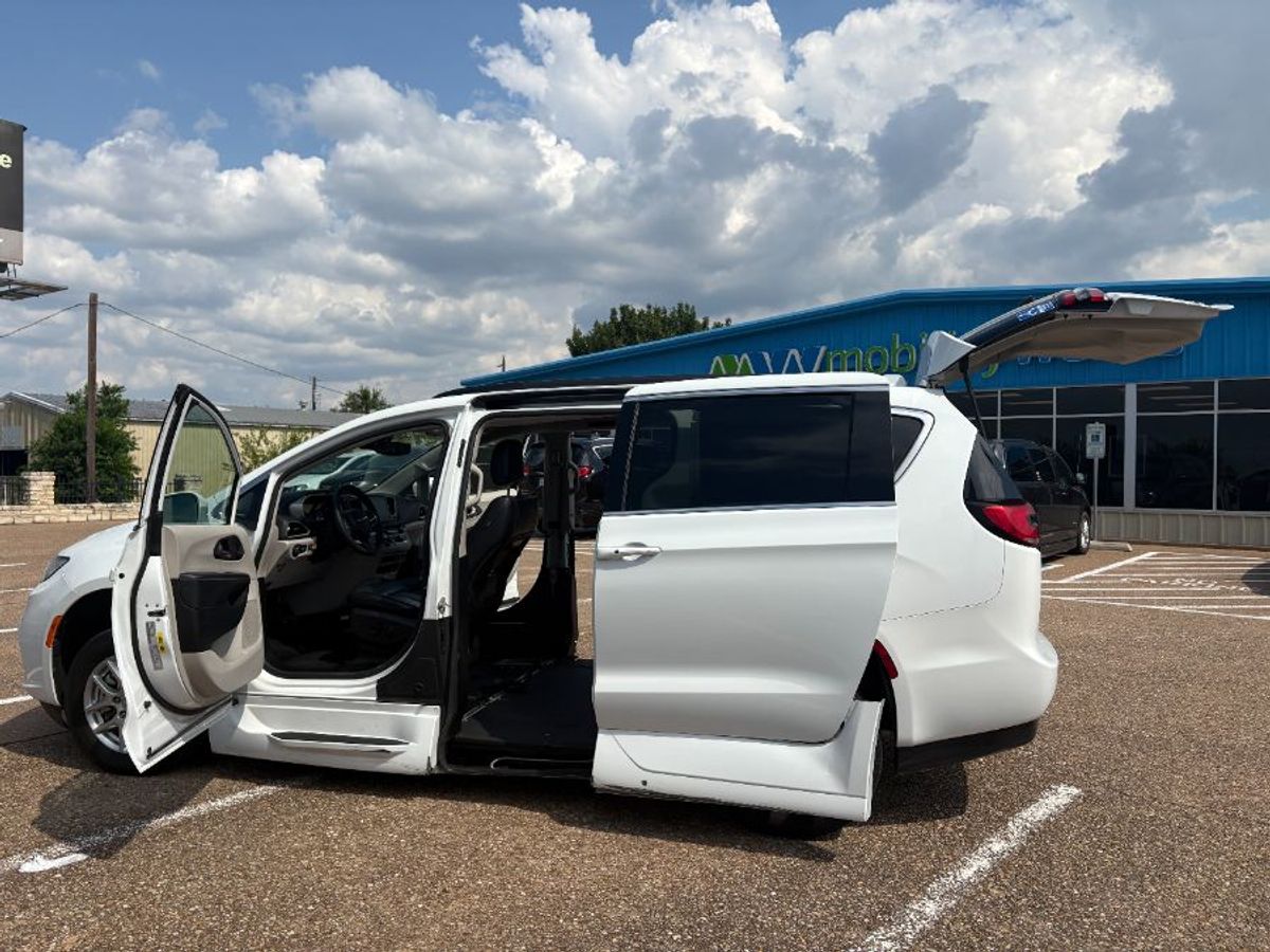 White Chrysler Pacifica image number 4
