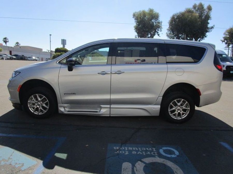 Used 2024 Chrysler Pacifica Touring L - BraunAbility Side Entry Entry Fold Out Automatic Ramp