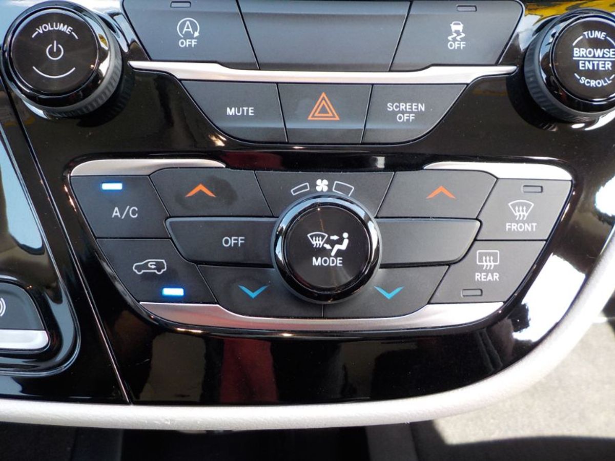 Grey Chrysler Voyager image number 12