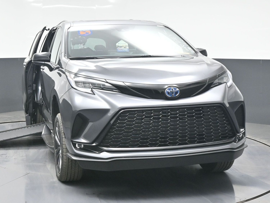 New 2025 Toyota Sienna Hybrid XSE Sport - BraunAbility Side Entry Entry In Floor Automatic Ramp