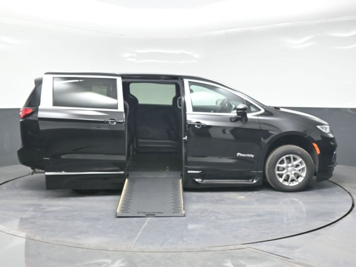 Black Chrysler Pacifica image number 7