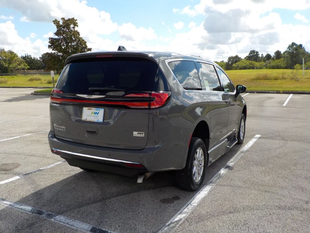 2025 CHRYSLER PACIFICA - Image 32