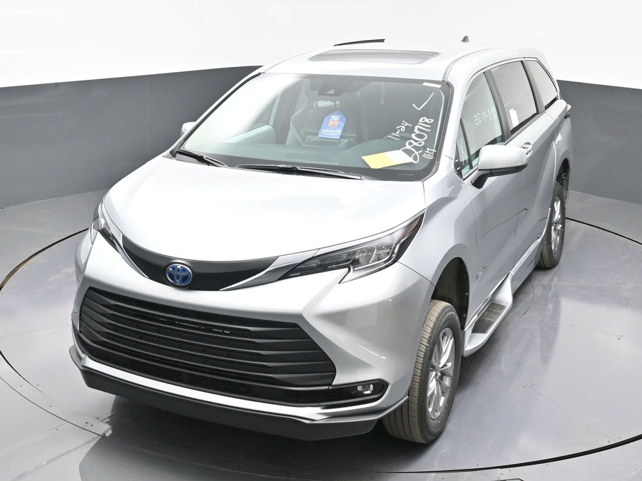 New 2025 Toyota Sienna Hybrid XLE Base - BraunAbility Side Entry Entry Fold Out Automatic Ramp