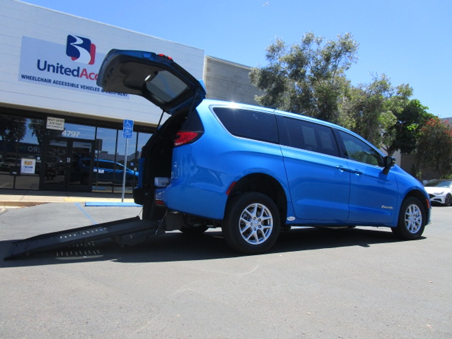 New 2026 Chrysler Pacifica Select Safety - BraunAbility Rear Entry Entry Fold Out Manual Ramp